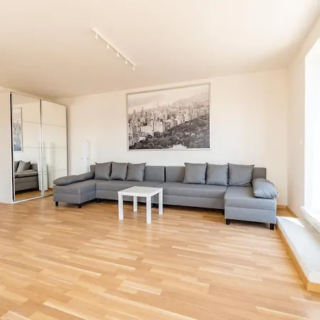Center Penthouse: Modern One-bedroom With Free Parking