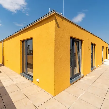 Center Penthouse: Modern One-bedroom With Free Parking