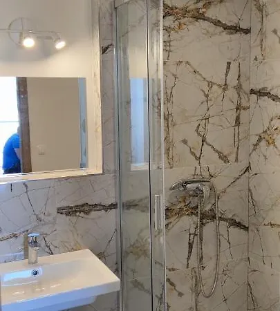 Apartment Center Penthouse: Modern One-bedroom With Free Parking *