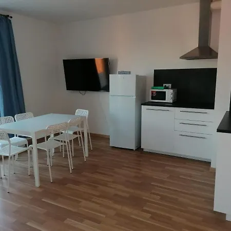 Center Penthouse: Modern One-bedroom With Free Parking Apartment